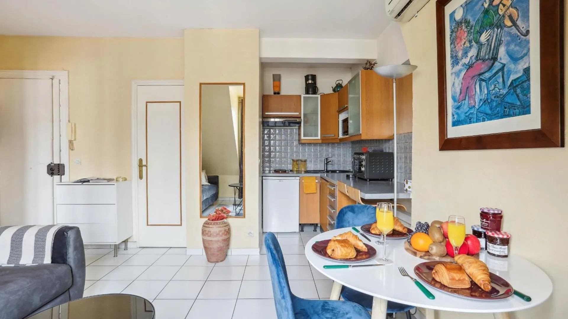 Eiffel Tower & Invalides - Cityapartmentstay