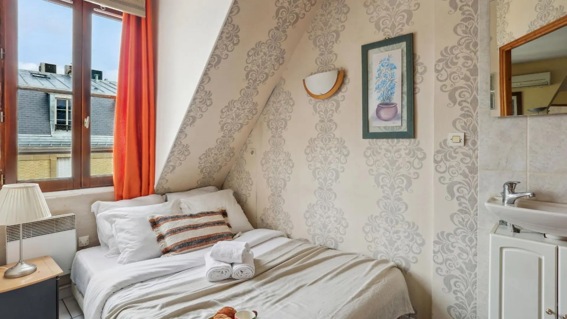 Eiffel Tower & Invalides - Cityapartmentstay